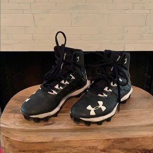 Under armour cleats youth size 1Y